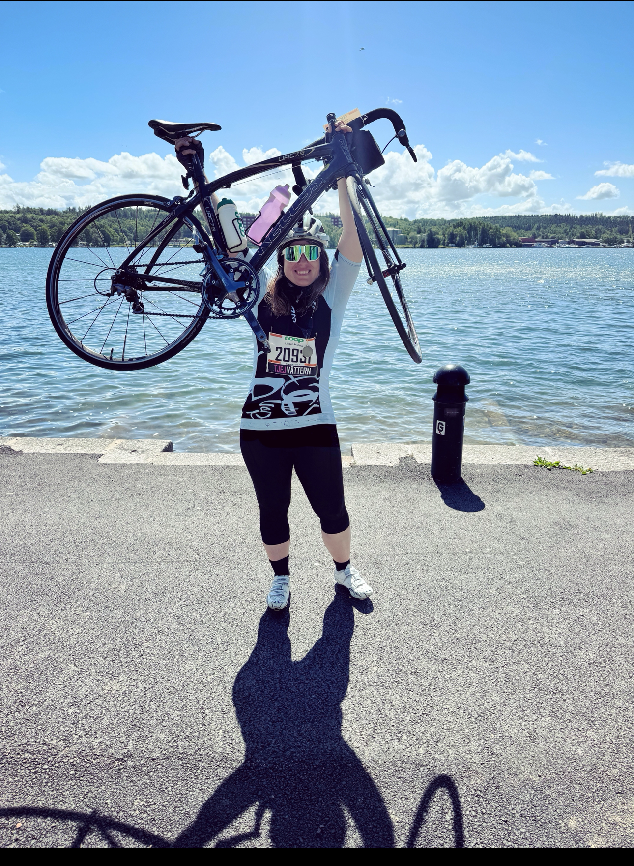 Jannika after Tjejvättern holding her bike by the water.