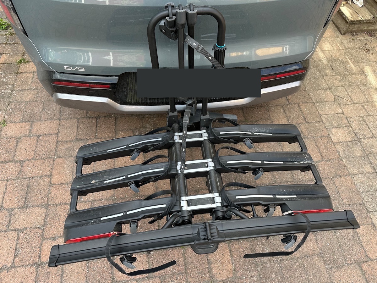 Thule EasyFold 3+1 bike rack mounted on a car, with the number plate hidden.